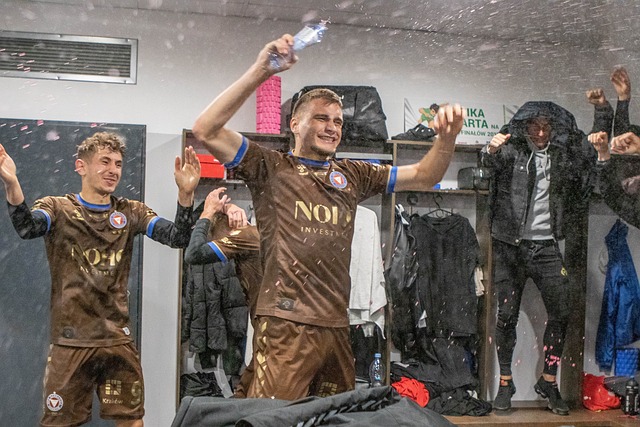 大冲突6人被驱逐热火险胜火箭 森林狼险胜马刺.